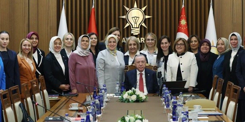 Erdoğan, AK Parti'li kadın belediye başkanlarıyla bir araya geldi