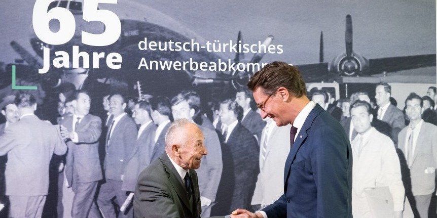 NRW Başbakanı Wüst, 65 yıl önce Almanya'ya gelen Türk işçilerin katkısını övdü