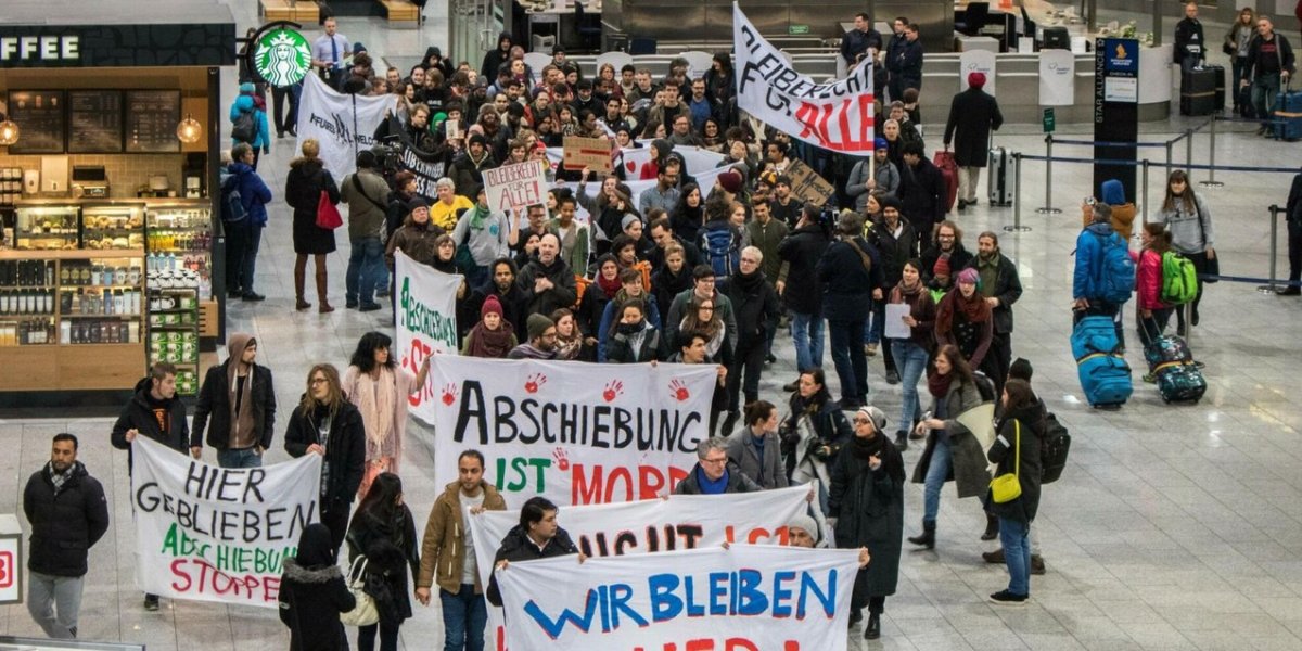 Almanya'da göç politikasına karşı havalimanı protestoları