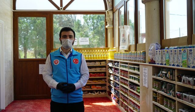 Sarıyer'de ibadete kapatılan caminin kapıları, hayır için ihtiyaç sahiplerine açıldı