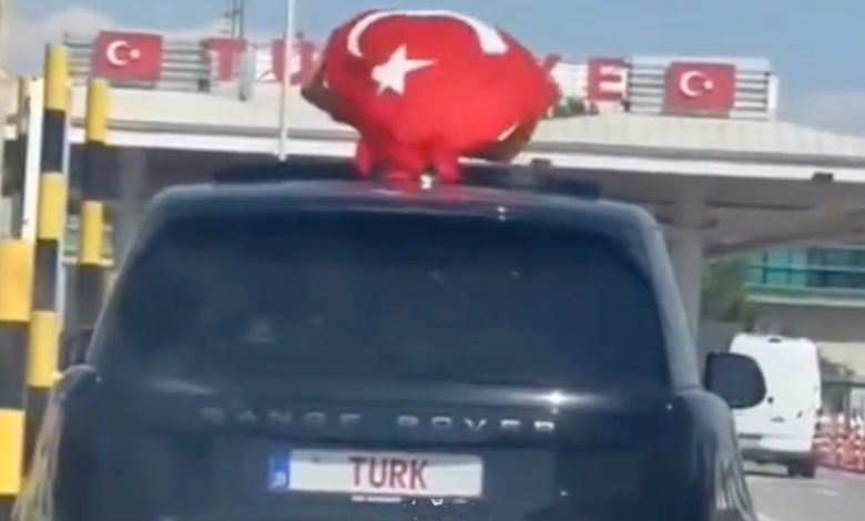 Gurbetçi özlemini "Türk" palakası ve bayrakla dile getirdi! 1 turk1