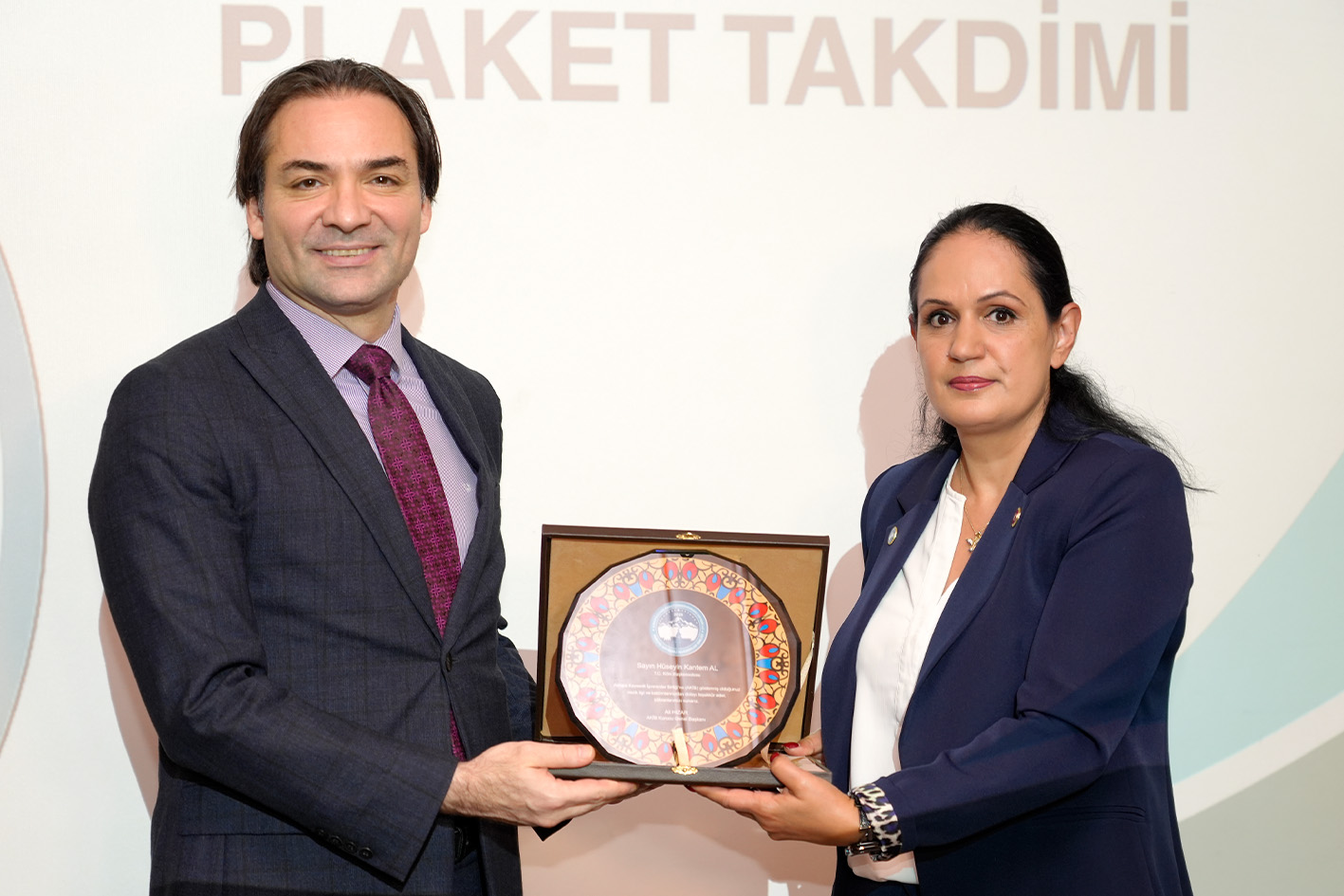 akib is dunya plaket takdimi al akpinar